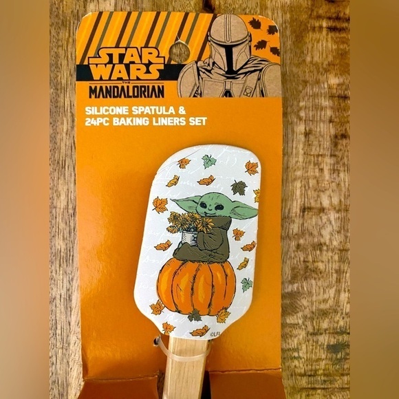 Disney Star Wars baby yoda silicone spatula set with 24 paper baking cups NEW - Picture 1 of 4